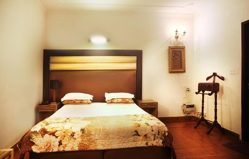 Hotel Oyo 358 Sarojini Nagar Neu-Delhi Zimmer foto
